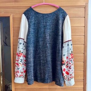 New Women’s Long Sleeve Blouse Size 2XL Puff Sleeve Grey Knit Patterned Sleeve